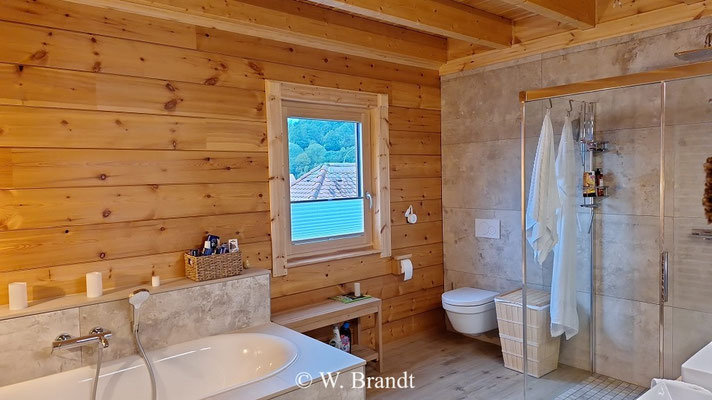 Gestalten Sie Ihr Badezimmer im Wohnblockhaus stilvoll und funktional 