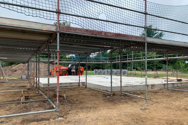Fundament und Baugerüst warten auf die Lieferung 