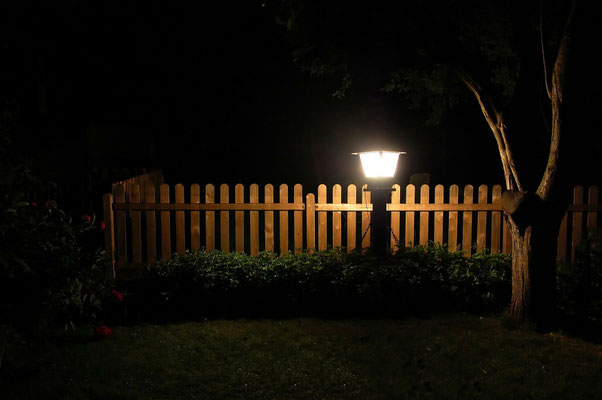 Licht im Garten bei Nacht