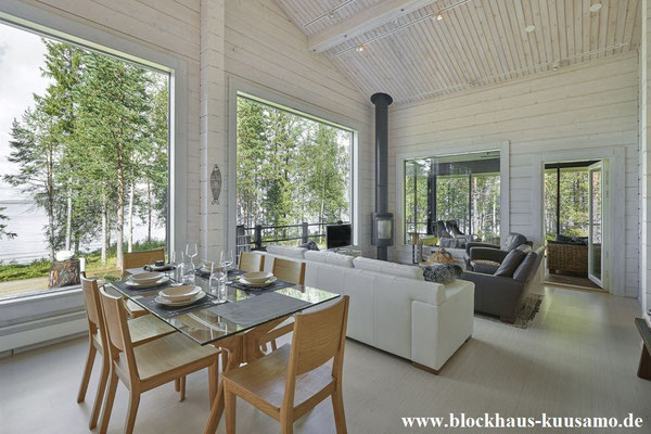 Wohnzimmer mit Kamin im Blockhaus in massiver Bauweise - Ökohaus - Biohaus -  Bungalow - © Blockhaus Kuusamo   