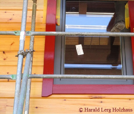 Blockhaus als Wohnhaus - Fenster mit roter Verkleidung