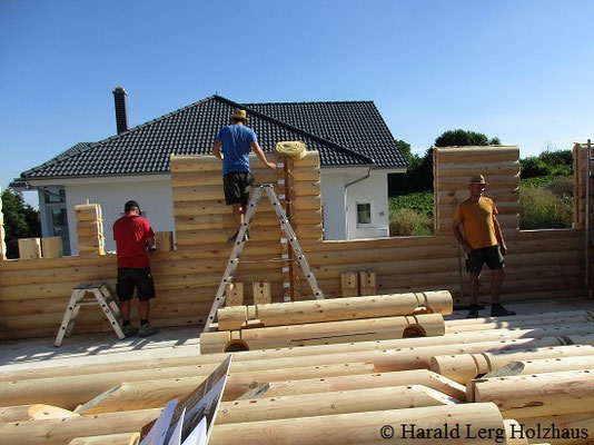 Montage des Holzbausatzes von einem Wohnblockhaus 