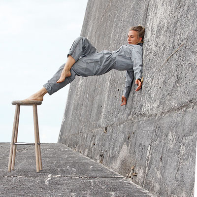 Code Act von Veruschka Bohn mit Barhocker auf dem Asphalt