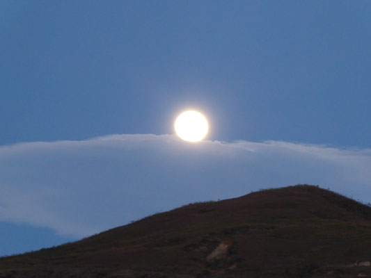 Lever de lune derrière les montagnes