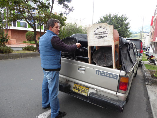 Jaime charge le pick-up, Faut pas oublier le sapo !