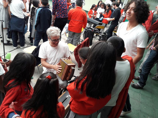 Jean-Marie avec des collégiens intrigués par le mélodéon