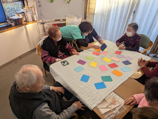町田市で未経験可の介護職求人　デイサービスこころ　テーブルゲームを楽しむご利用者の写真