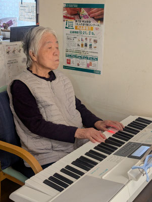 新年初めてのご利用でピアノを弾くご利用者女性