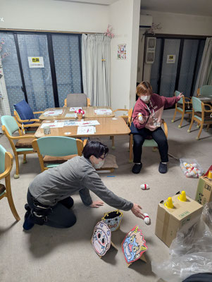 町田市　家庭的なデイサービス　季節を感じる節分行事の準備をするスタッフの写真