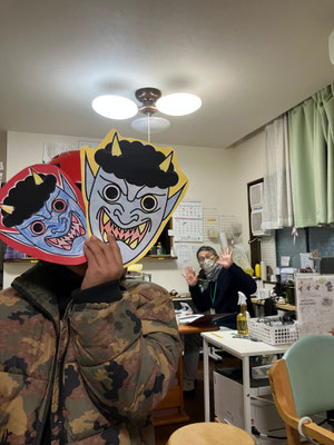 町田市　小規模デイサービス　楽しく運動して頂ける節分ゲームの準備の様子