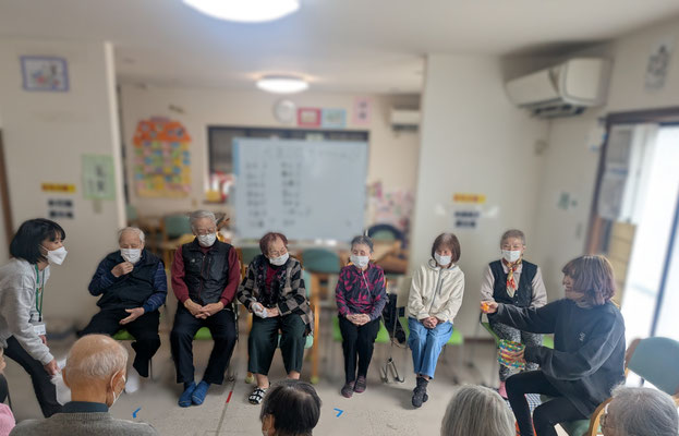 町田市で未経験からできる仕事　デイサービスこころでご利用者の笑顔溢れるフロアの写真