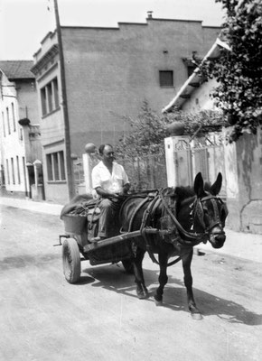 1960, Joan Gil. A la dreta, casa projectada per Jujol. Arxiu Municipal de Sant Joan Despí.