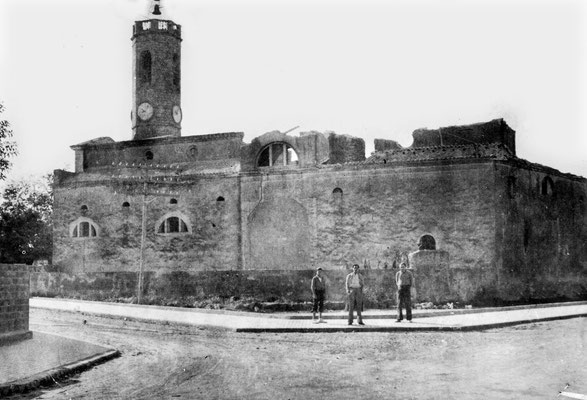 1936. Elisa Calderón. Església en runes, on encara es conserva el mur de l'antic cementiri. Arxiu Municipal de Sant Joan Despí
