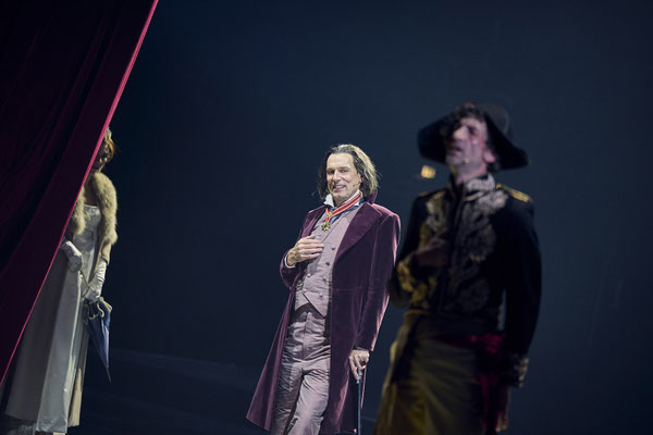 Saarländisches Staatstheater Saarbrücken, Napoleon, Regie Armin Petras, Bühne Julian Marbach, Kostüm Cinzia Fossati, Video Maria Tomoagia, Musik Nicolai Gonther
