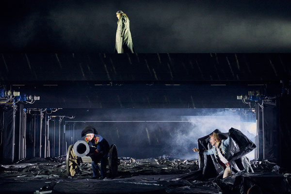 Saarländisches Staatstheater Saarbrücken, Napoleon, Regie Armin Petras, Bühne Julian Marbach, Kostüm Cinzia Fossati, Video Maria Tomoagia, Musik Nicolai Gonther