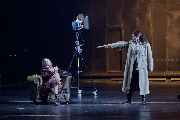 Saarländisches Staatstheater Saarbrücken, Napoleon, Regie Armin Petras, Bühne Julian Marbach, Kostüm Cinzia Fossati, Video Maria Tomoagia, Musik Nicolai Gonther