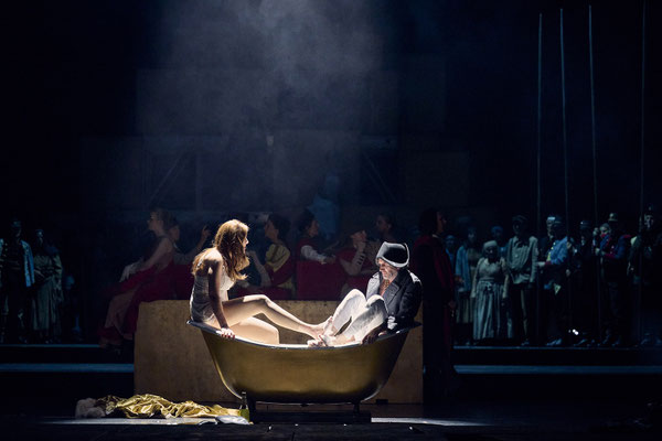 Saarländisches Staatstheater Saarbrücken, Napoleon, Regie Armin Petras, Bühne Julian Marbach, Kostüm Cinzia Fossati, Video Maria Tomoagia, Musik Nicolai Gonther