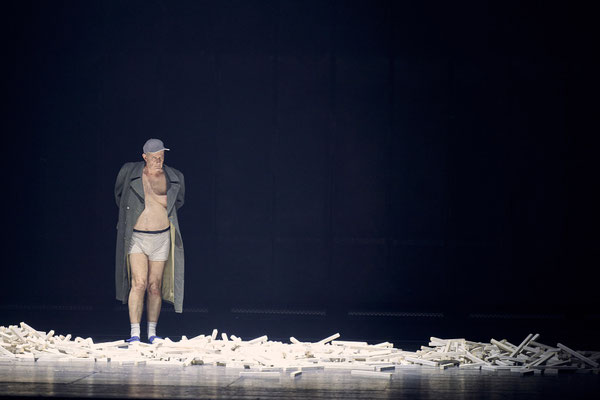 Saarländisches Staatstheater Saarbrücken, Napoleon, Regie Armin Petras, Bühne Julian Marbach, Kostüm Cinzia Fossati, Video Maria Tomoagia, Musik Nicolai Gonther