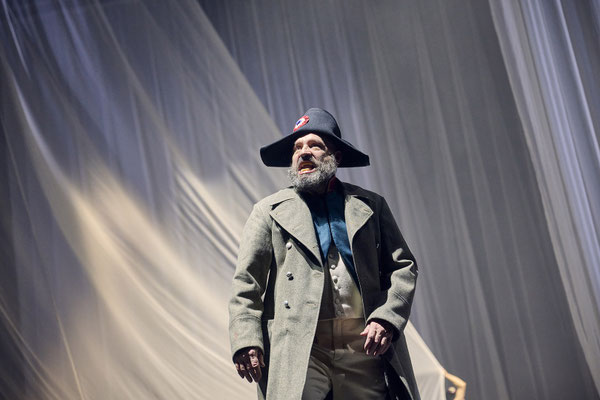 Saarländisches Staatstheater Saarbrücken, Napoleon, Regie Armin Petras, Bühne Julian Marbach, Kostüm Cinzia Fossati, Video Maria Tomoagia, Musik Nicolai Gonther