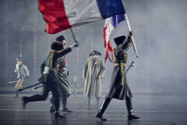 Saarländisches Staatstheater Saarbrücken, Napoleon, Regie Armin Petras, Bühne Julian Marbach, Kostüm Cinzia Fossati, Video Maria Tomoagia, Musik Nicolai Gonther