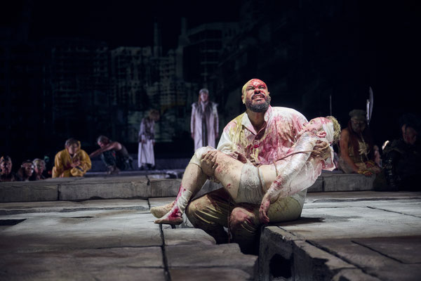 Saarländisches Staatstheater Saarbrücken, Antigone, Regie Armin Petras, Bühne Julian Marbach, Kostüme Cinzoia Foassati, Video Maria Tomoagia