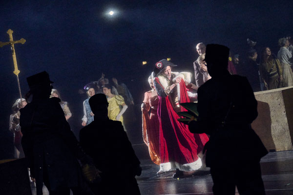 Saarländisches Staatstheater Saarbrücken, Napoleon, Regie Armin Petras, Bühne Julian Marbach, Kostüm Cinzia Fossati, Video Maria Tomoagia, Musik Nicolai Gonther