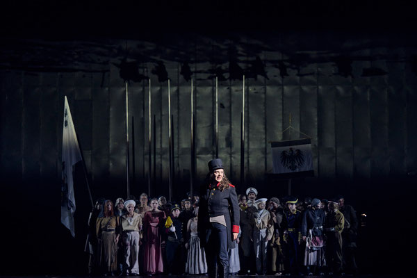 Saarländisches Staatstheater Saarbrücken, Napoleon, Regie Armin Petras, Bühne Julian Marbach, Kostüm Cinzia Fossati, Video Maria Tomoagia, Musik Nicolai Gonther