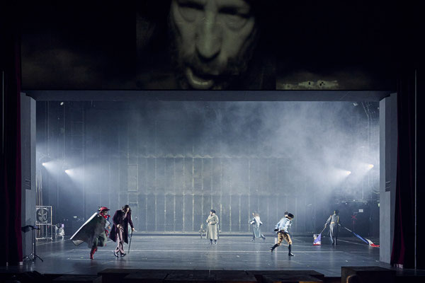 Saarländisches Staatstheater Saarbrücken, Napoleon, Regie Armin Petras, Bühne Julian Marbach, Kostüm Cinzia Fossati, Video Maria Tomoagia, Musik Nicolai Gonther