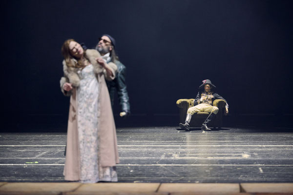 Saarländisches Staatstheater Saarbrücken, Napoleon, Regie Armin Petras, Bühne Julian Marbach, Kostüm Cinzia Fossati, Video Maria Tomoagia, Musik Nicolai Gonther