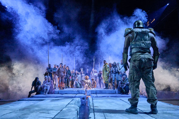 Saarländisches Staatstheater Saarbrücken, Antigone, Regie Armin Petras, Bühne Julian Marbach, Kostüme Cinzoia Foassati, Video Maria Tomoagia