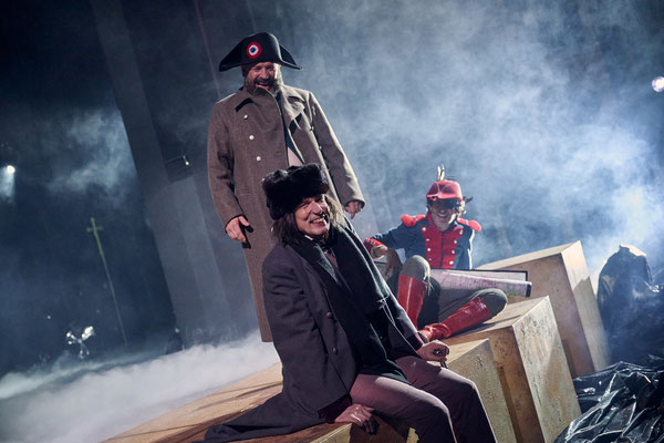 Saarländisches Staatstheater Saarbrücken, Napoleon, Regie Armin Petras, Bühne Julian Marbach, Kostüm Cinzia Fossati, Video Maria Tomoagia, Musik Nicolai Gonther