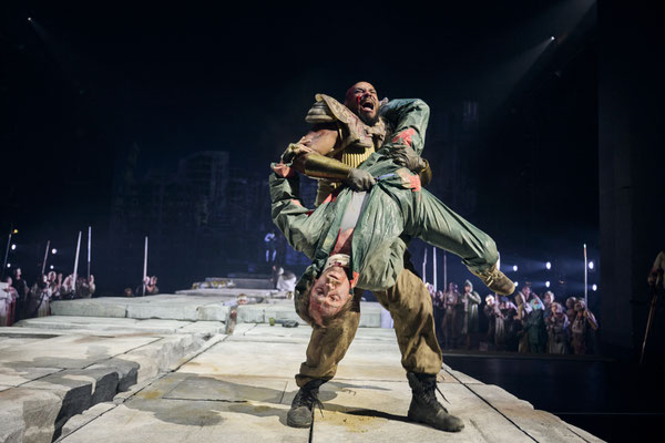Saarländisches Staatstheater Saarbrücken, Antigone, Regie Armin Petras, Bühne Julian Marbach, Kostüme Cinzoia Foassati, Video Maria Tomoagia