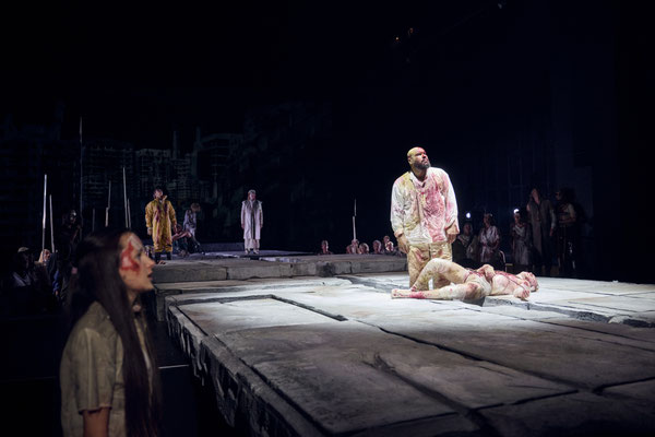 Saarländisches Staatstheater Saarbrücken, Antigone, Regie Armin Petras, Bühne Julian Marbach, Kostüme Cinzoia Foassati, Video Maria Tomoagia