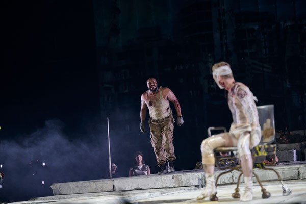 Saarländisches Staatstheater Saarbrücken, Antigone, Regie Armin Petras, Bühne Julian Marbach, Kostüme Cinzoia Foassati, Video Maria Tomoagia
