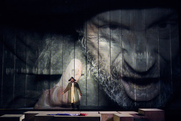 Saarländisches Staatstheater Saarbrücken, Napoleon, Regie Armin Petras, Bühne Julian Marbach, Kostüm Cinzia Fossati, Video Maria Tomoagia, Musik Nicolai Gonther