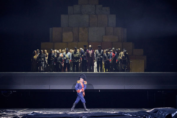 Saarländisches Staatstheater Saarbrücken, Napoleon, Regie Armin Petras, Bühne Julian Marbach, Kostüm Cinzia Fossati, Video Maria Tomoagia, Musik Nicolai Gonther