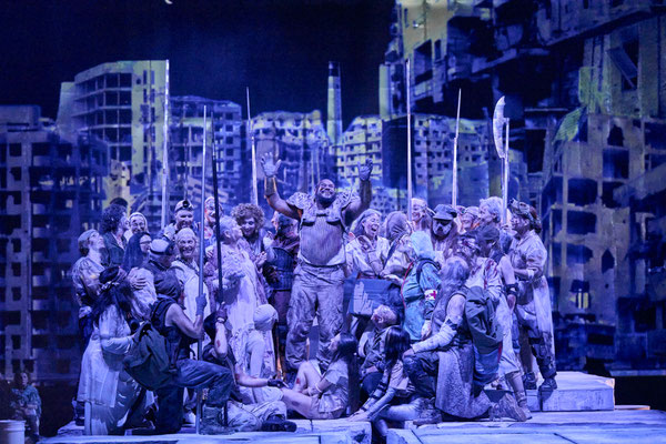 Saarländisches Staatstheater Saarbrücken, Antigone, Regie Armin Petras, Bühne Julian Marbach, Kostüme Cinzoia Foassati, Video Maria Tomoagia