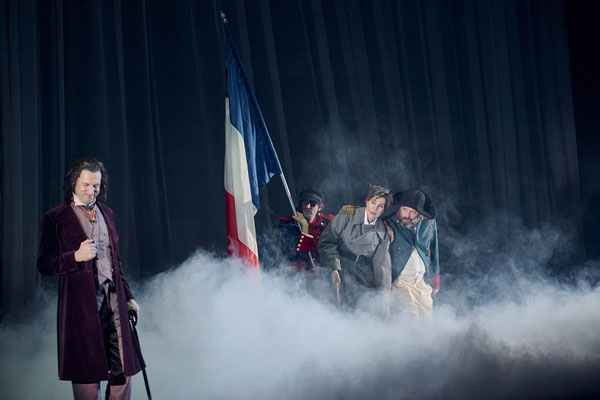 Saarländisches Staatstheater Saarbrücken, Napoleon, Regie Armin Petras, Bühne Julian Marbach, Kostüm Cinzia Fossati, Video Maria Tomoagia, Musik Nicolai Gonther