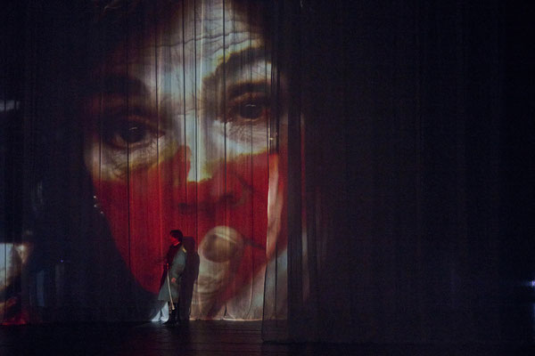 Saarländisches Staatstheater Saarbrücken, Napoleon, Regie Armin Petras, Bühne Julian Marbach, Kostüm Cinzia Fossati, Video Maria Tomoagia, Musik Nicolai Gonther