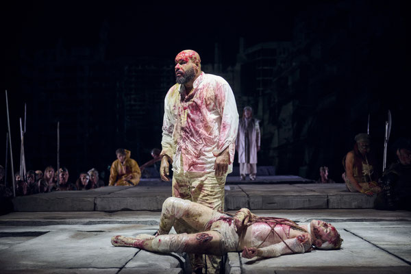 Saarländisches Staatstheater Saarbrücken, Antigone, Regie Armin Petras, Bühne Julian Marbach, Kostüme Cinzoia Foassati, Video Maria Tomoagia
