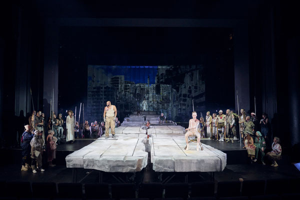 Saarländisches Staatstheater Saarbrücken, Antigone, Regie Armin Petras, Bühne Julian Marbach, Kostüme Cinzoia Foassati, Video Maria Tomoagia