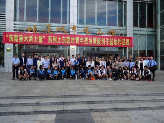 Die gesamte Austauschgruppe vor dem Stadtmuseum von Tangxia.