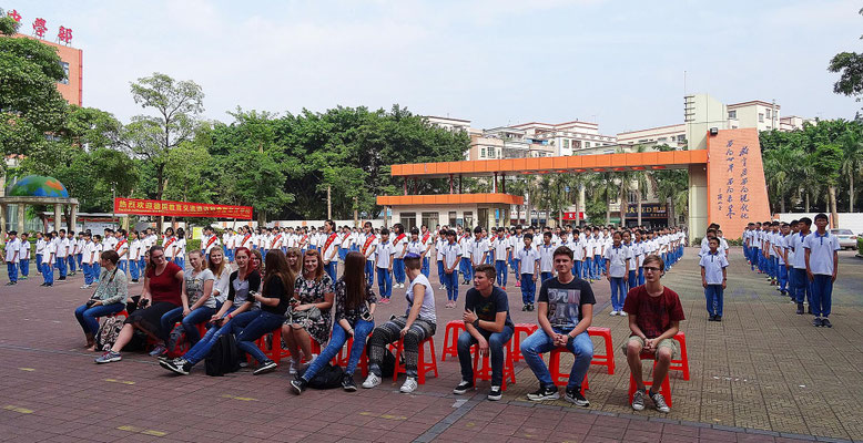 Die Schüler beim diesjährigen Empfang in der Huazheng Privatschule.