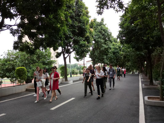 Beim Schulrundgang mit den chinesischen Gastgebern.
