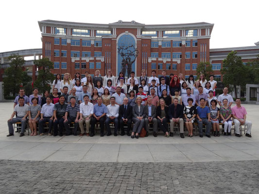 Gruppenfoto vom gemeinsamen Empfang der Gastgeberschulen und des Schulamtes von Tangxia in der Junior Highschool.