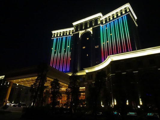 Unser "Wohngebäude" (eher Palast?) in Tangxia, das Malachite Hotel, bei Nacht.