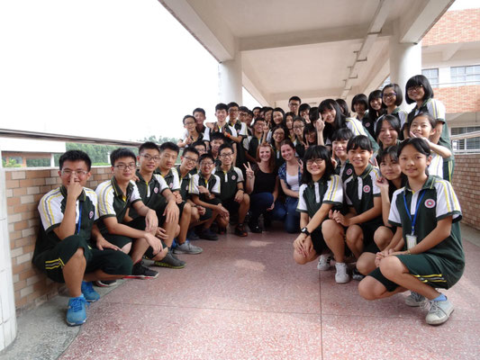 Nach einem informativen Vortrag in einer Klasse wollten alle Schüler, ca. 50 chinesische und die beiden Deutschen, unbedingt ein gemeinsames Erinnerungsfoto.
