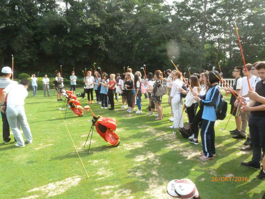 Auf der weltgrößten Golfanlageerhalten die Schüler eine kurze Einführung in das Golfen.