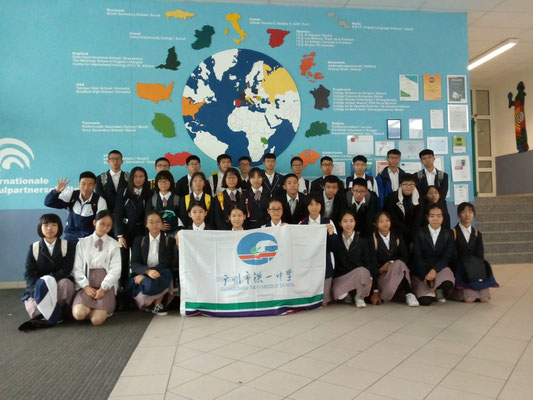 Die chinesischen Besucher vor der Karte mit den Schulpartnerschaften. 