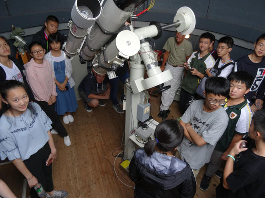 Hr. Pieke und Schüler/-innen der Astro-AG zeigten und erklärten die Sternwarte.